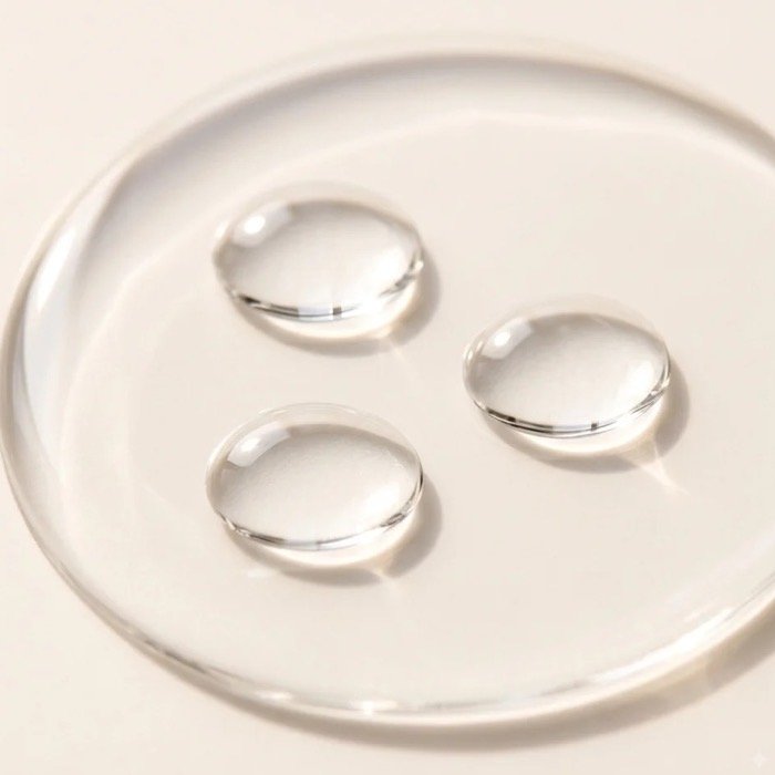 Gotas do óleo, quase incolor, contra a luz