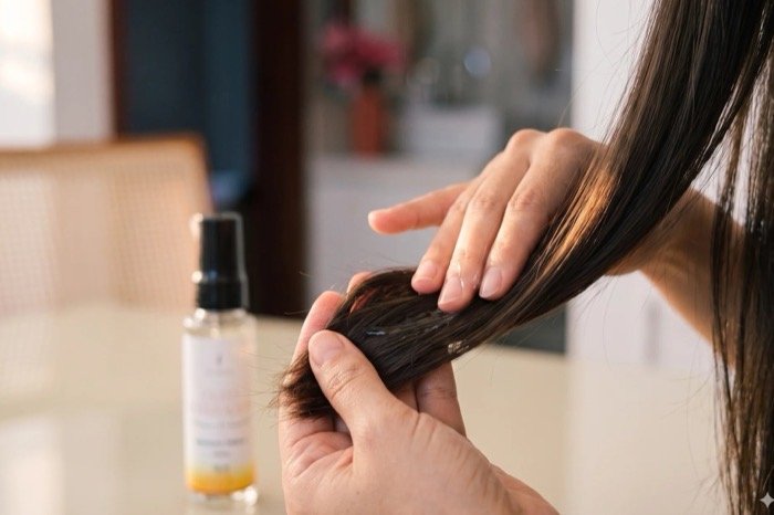 Aplicação do óleo nas pontas do cabelo
