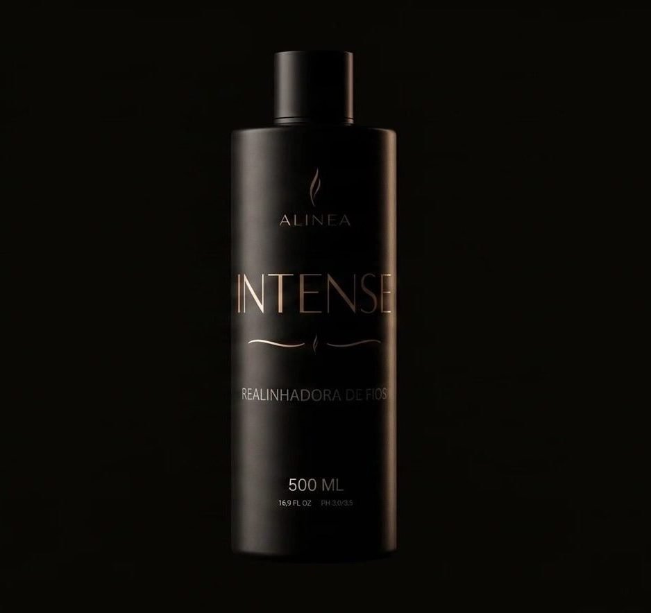 Frasco preto fosco da Intense com o nome em dourado